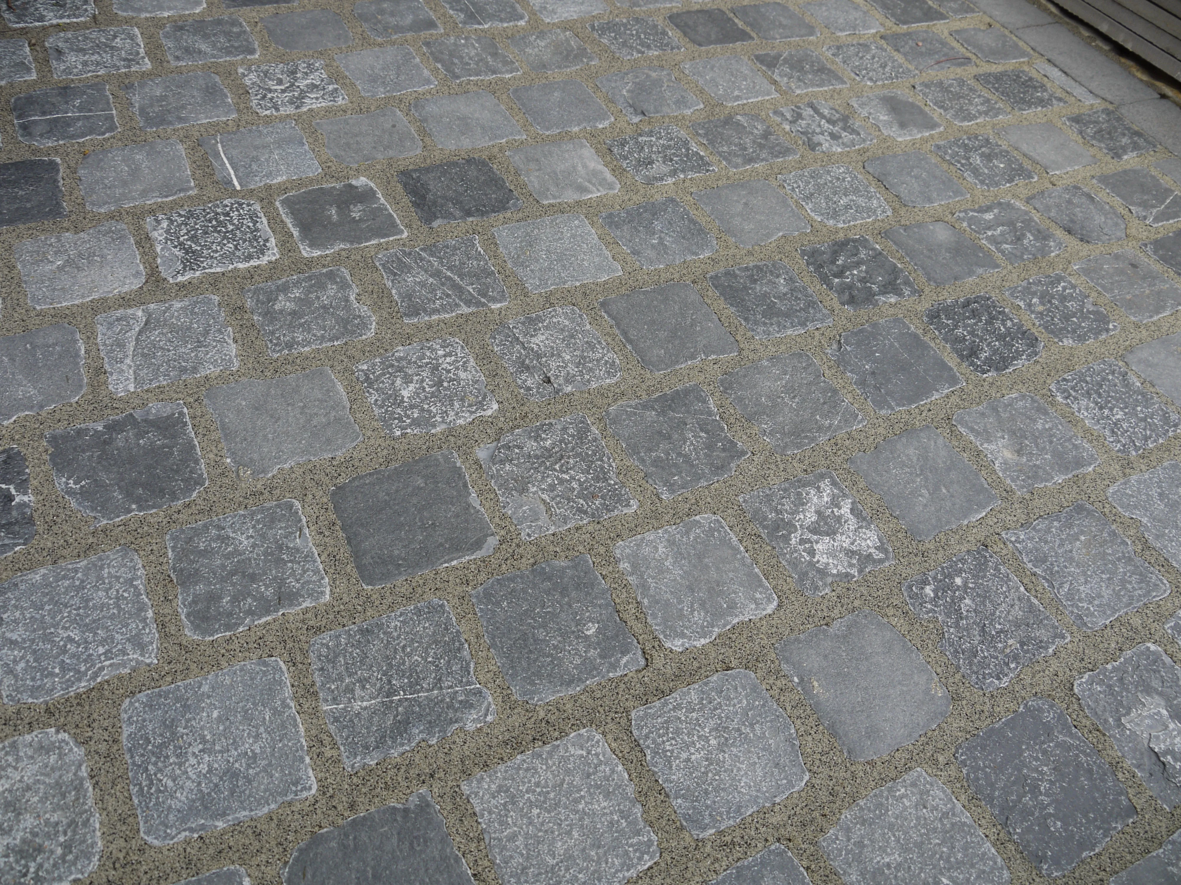 Newmarket Cobbles Black Limestone Stone Set 100mm X 100mm
