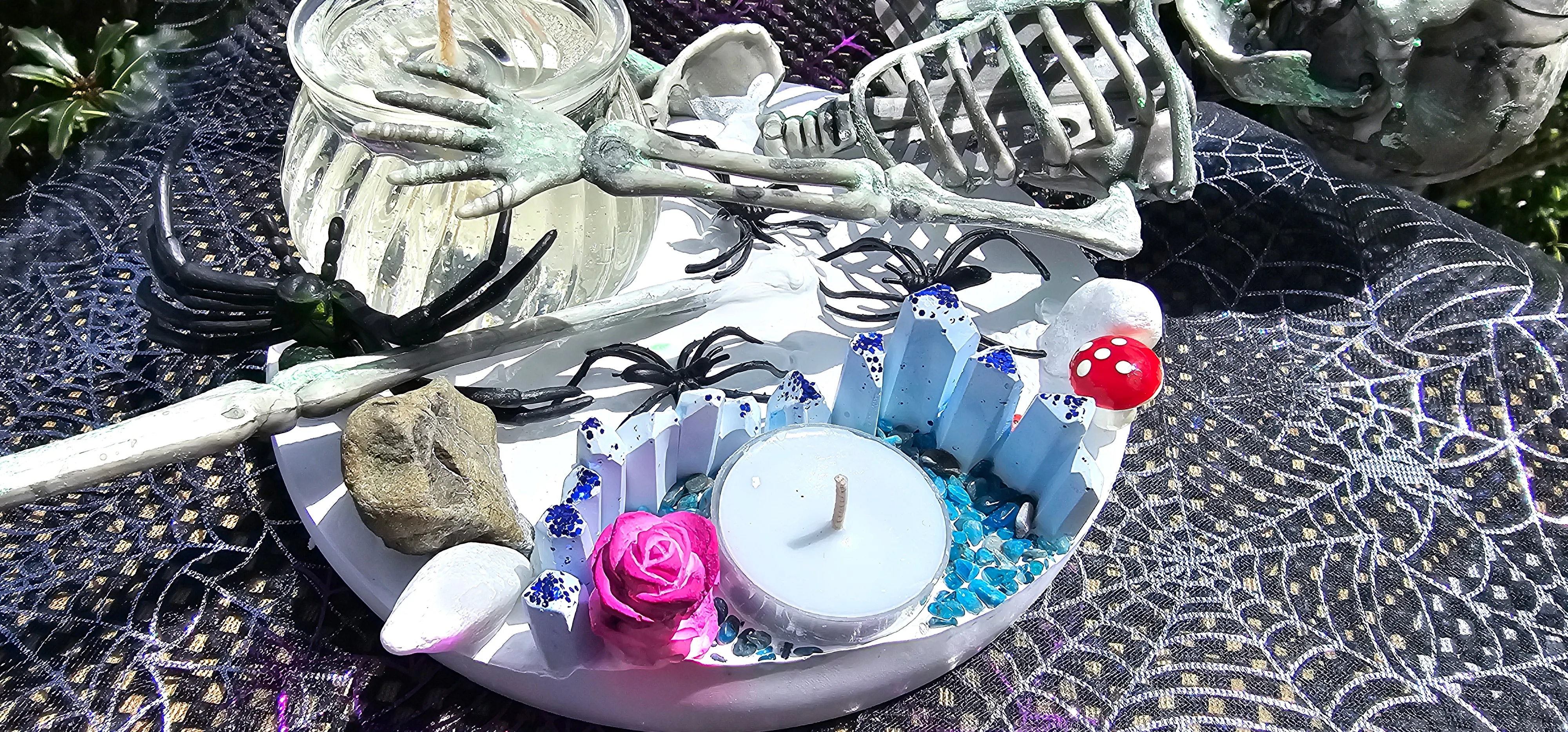 SPOOKY HALLOWEEN CANDLE FEATURE