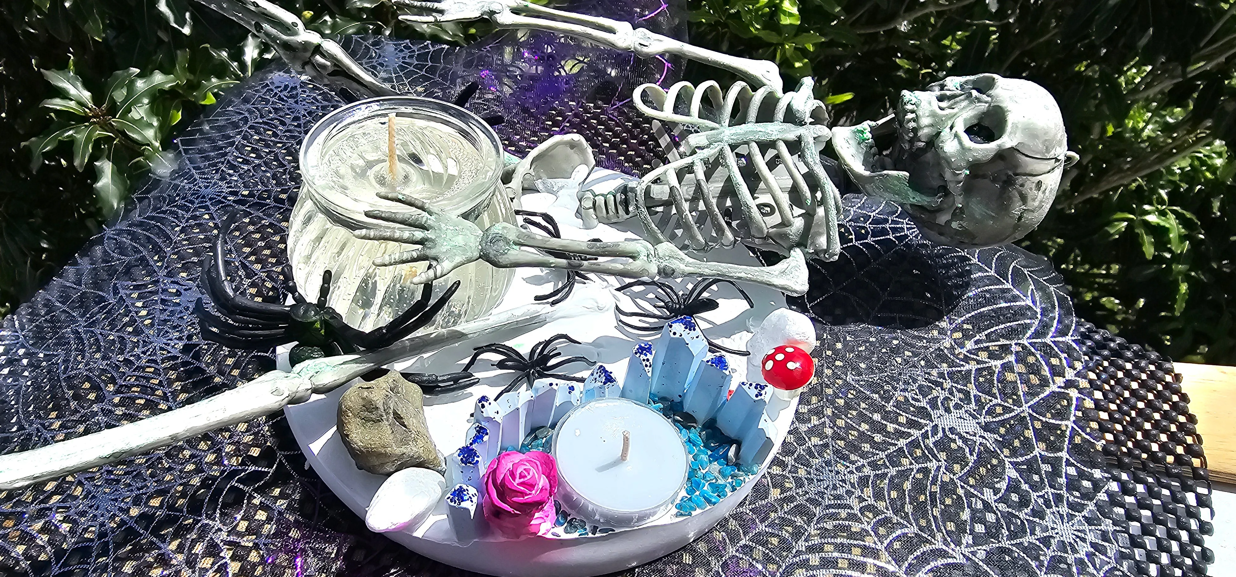 SPOOKY HALLOWEEN CANDLE FEATURE